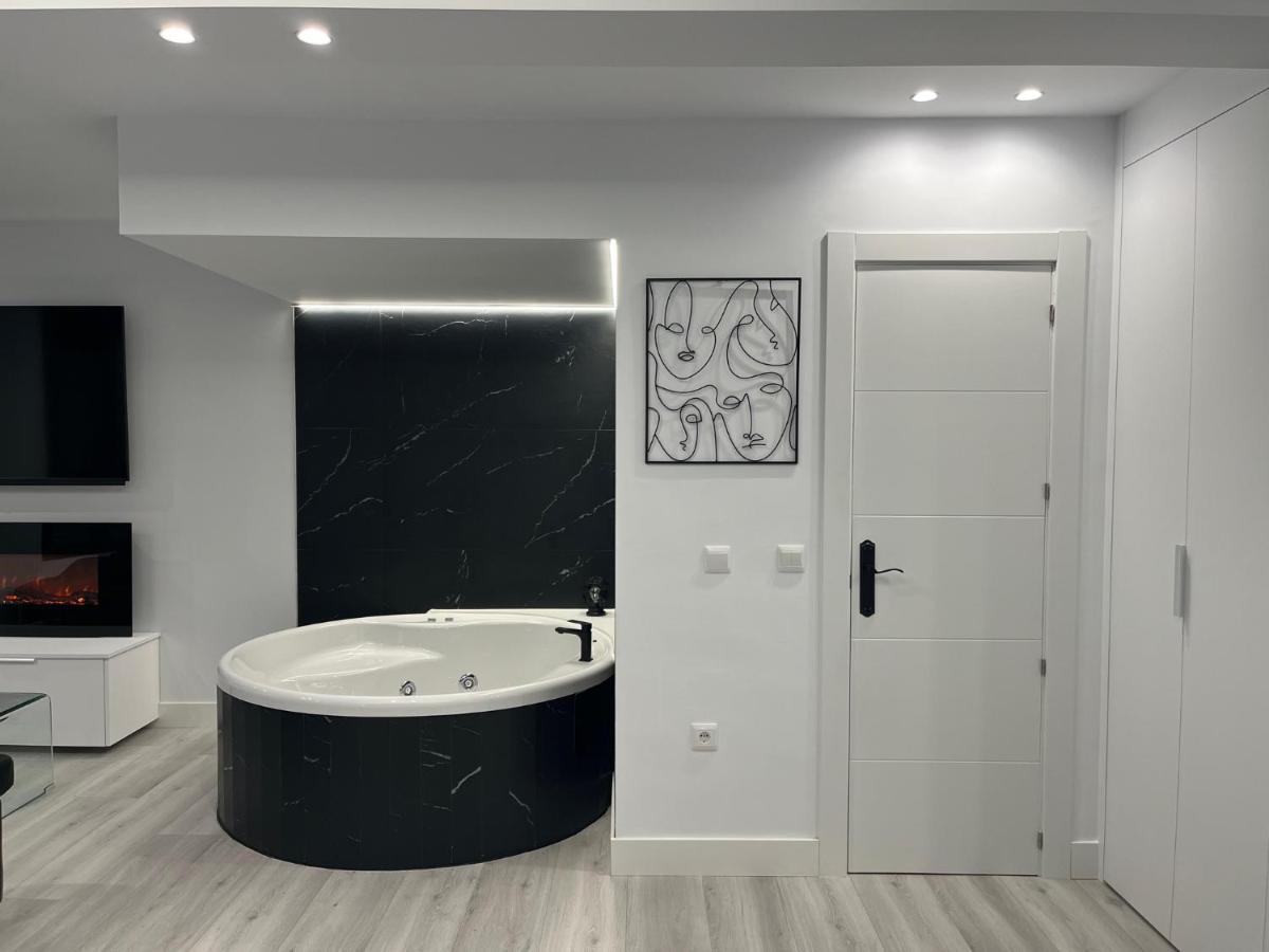 Black And White Suite "La Marinera" Кастро-Урдіалес Екстер'єр фото